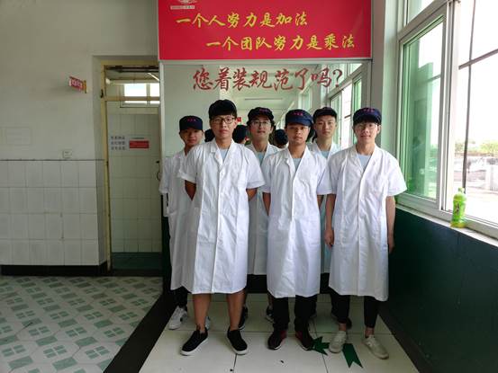 队员门整理着装参观方便面制作流程